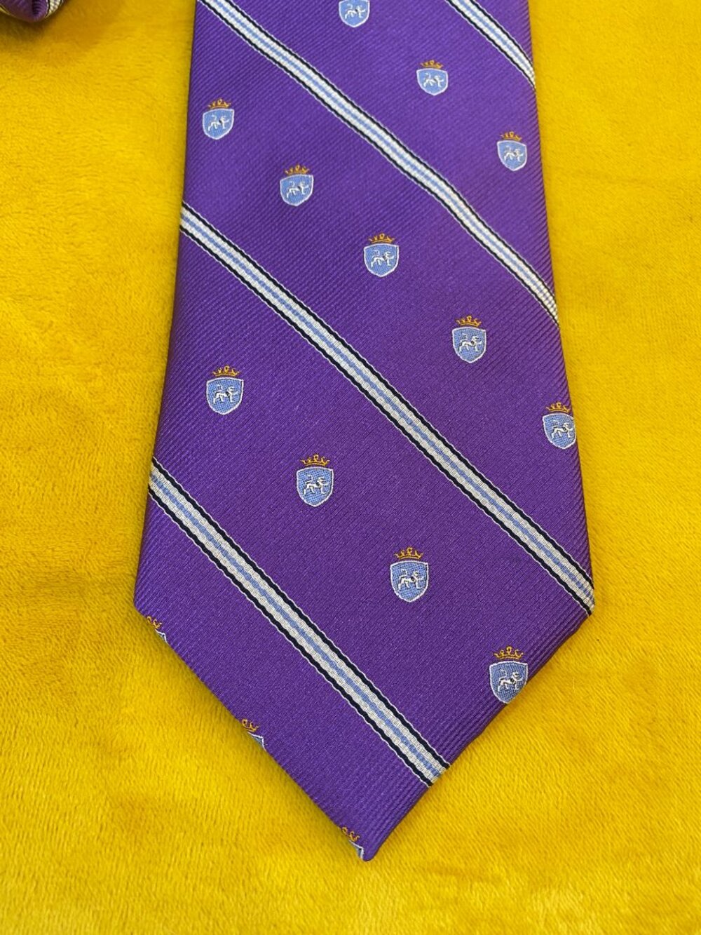 Jos A Bank Executive Collection 100% Silk Purple Striped Crest Necktie 59"